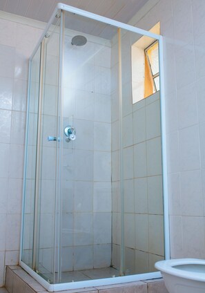 Kamar Twin | Kamar mandi | Kombinasi shower/bathtub dan handuk