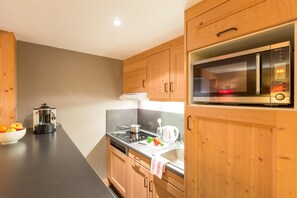 Superior Apartment, 2 Bedrooms | Dapur peribadi | Peti sejuk, ketuhar gelombang mikro, ketuhar, dapur 