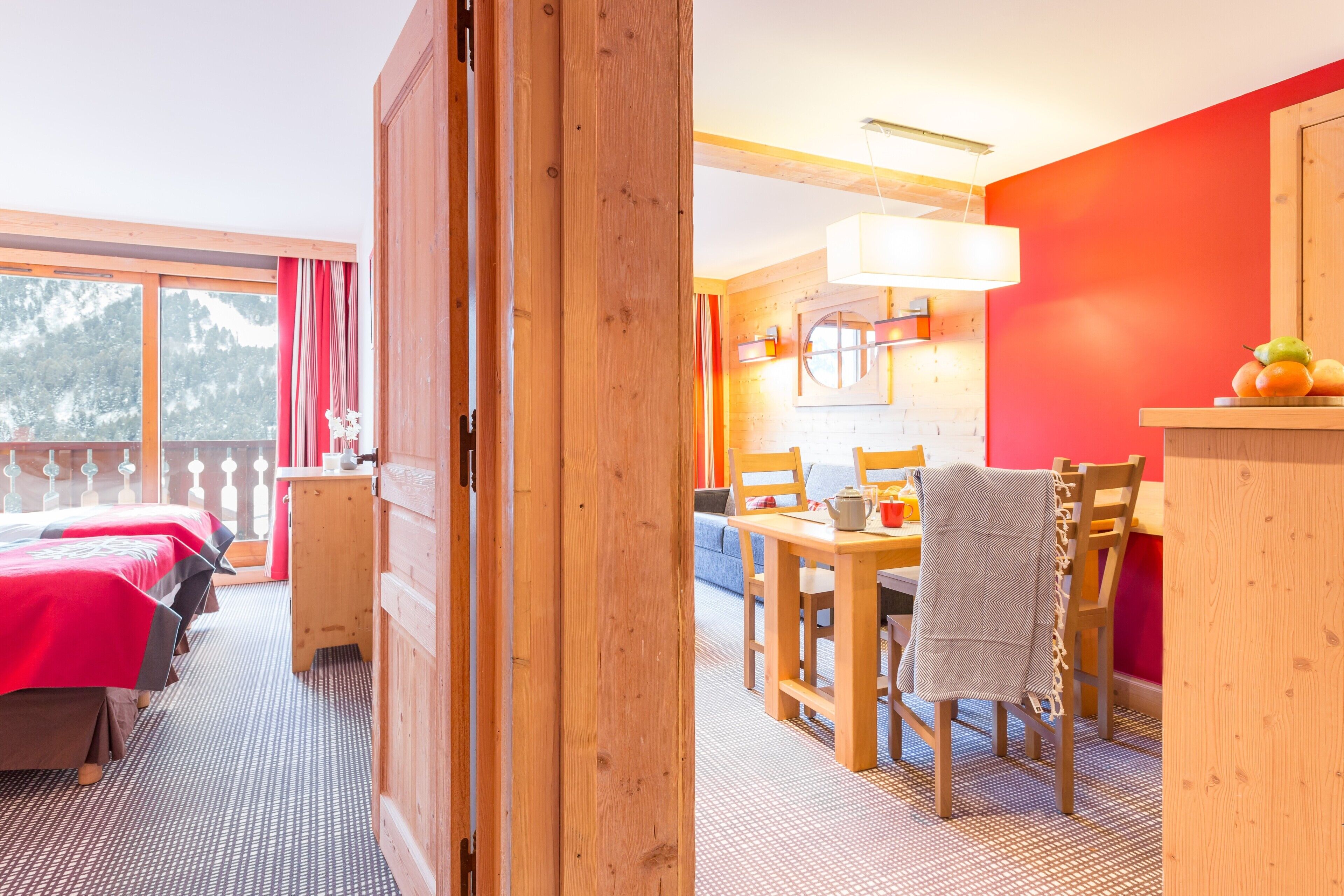 Une chambre avec un lit, une table à manger et une vue sur l’extérieur.