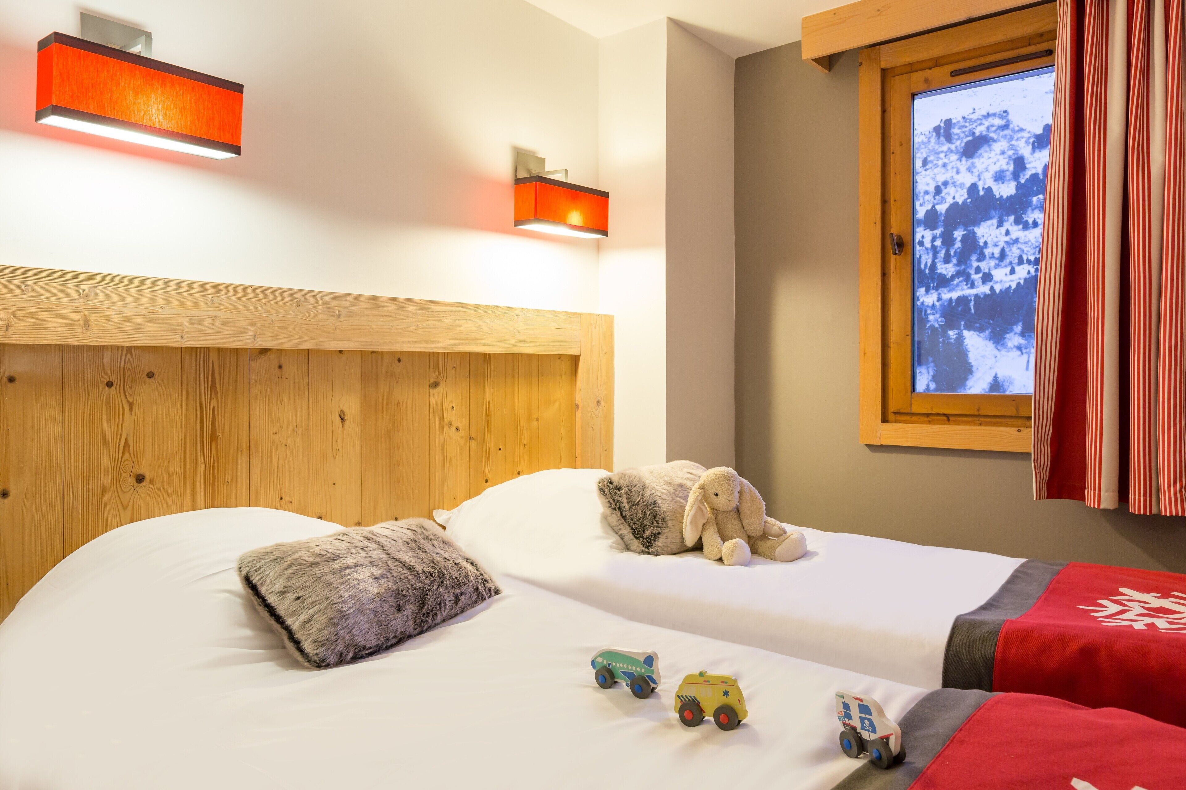Apartamento superior, 2 quartos | Ferros/tábuas de passar roupa, berços grátis, Wi-Fi de cortesia