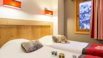 Apartamento superior, 2 quartos | Ferros/tábuas de passar roupa, berços grátis, Wi-Fi de cortesia