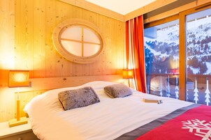 Apartamento superior, 2 habitaciones | Tabla de planchar con plancha, cunas gratuitas, wifi gratis