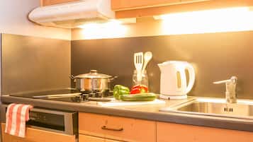Apartment 6 people - 2 bedrooms | Private kitchen | Fridge, microwave, oven, stovetop