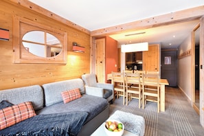 Apartment 6 people - 1 bedroom + 1 sleeping alcove | Living area | TV - Pierre & Vacances Résidence premium Les Crêts (Méribel-Mottaret)