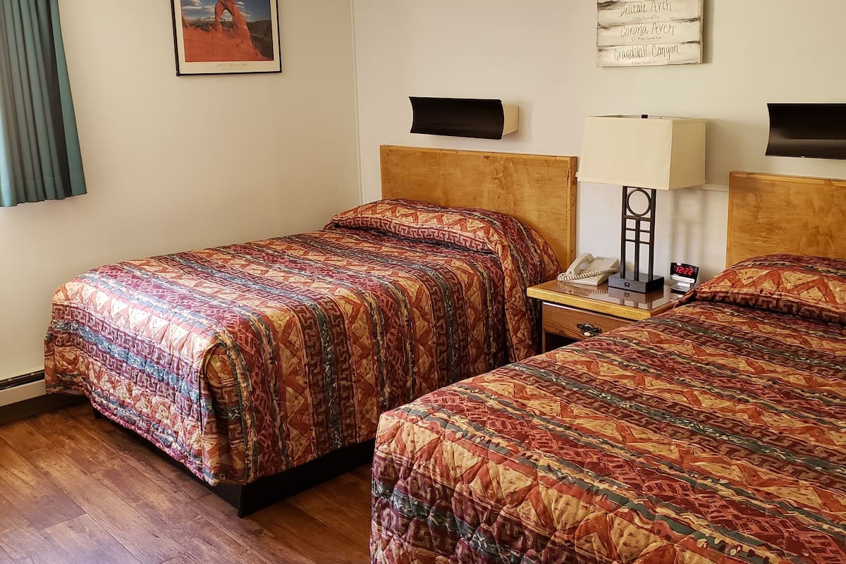 Tabla de planchar con plancha, wifi gratis y ropa de cama