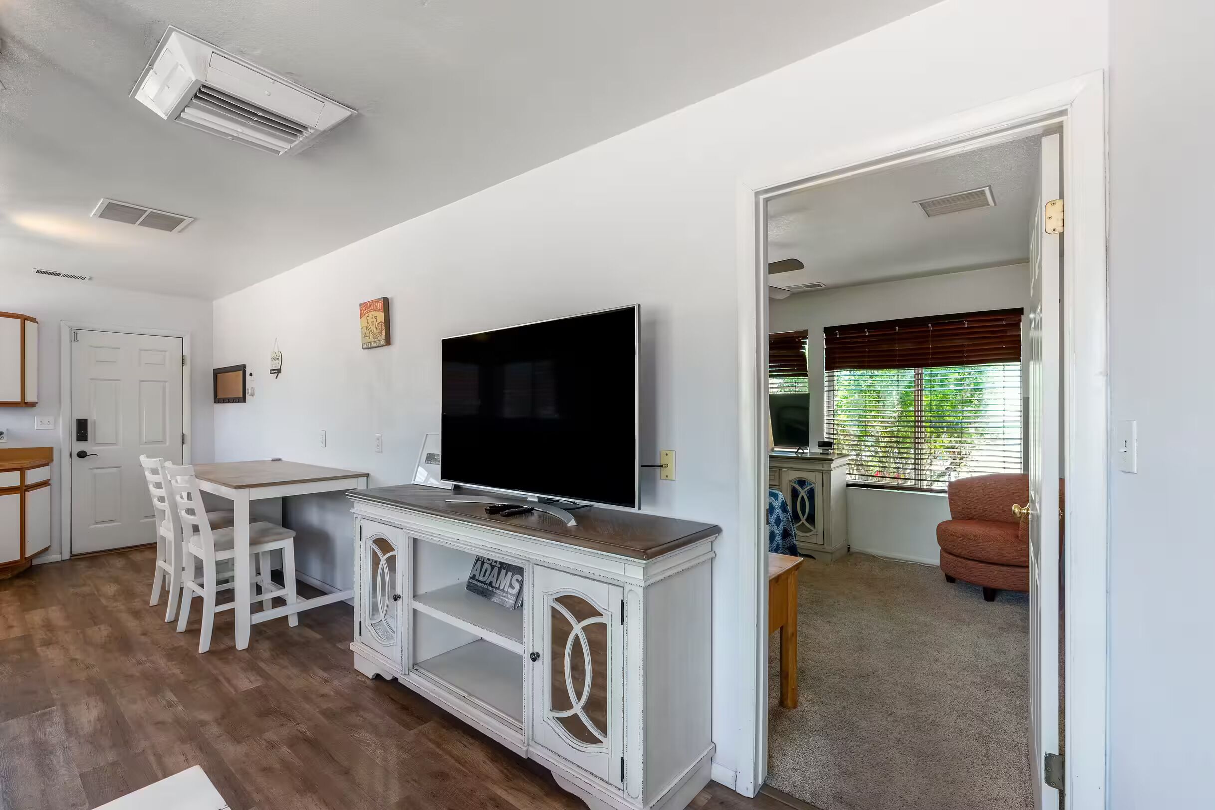 Apartamento estándar, 1 cama de matrimonio, Se admiten mascotas, planta baja | Zona de estar | Una televisión de pantalla plana