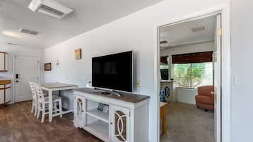 Apartamento estándar, 1 cama de matrimonio, Se admiten mascotas, planta baja | Zona de estar | Una televisión de pantalla plana