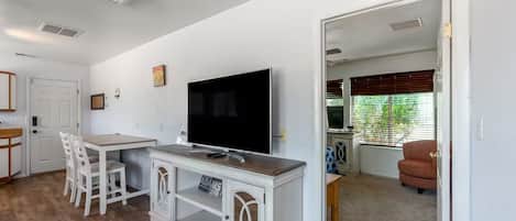 Apartamento standard, 1 cama Queen, aceita animais de estimação, no piso térreo | Área de estar | TV de tela plana