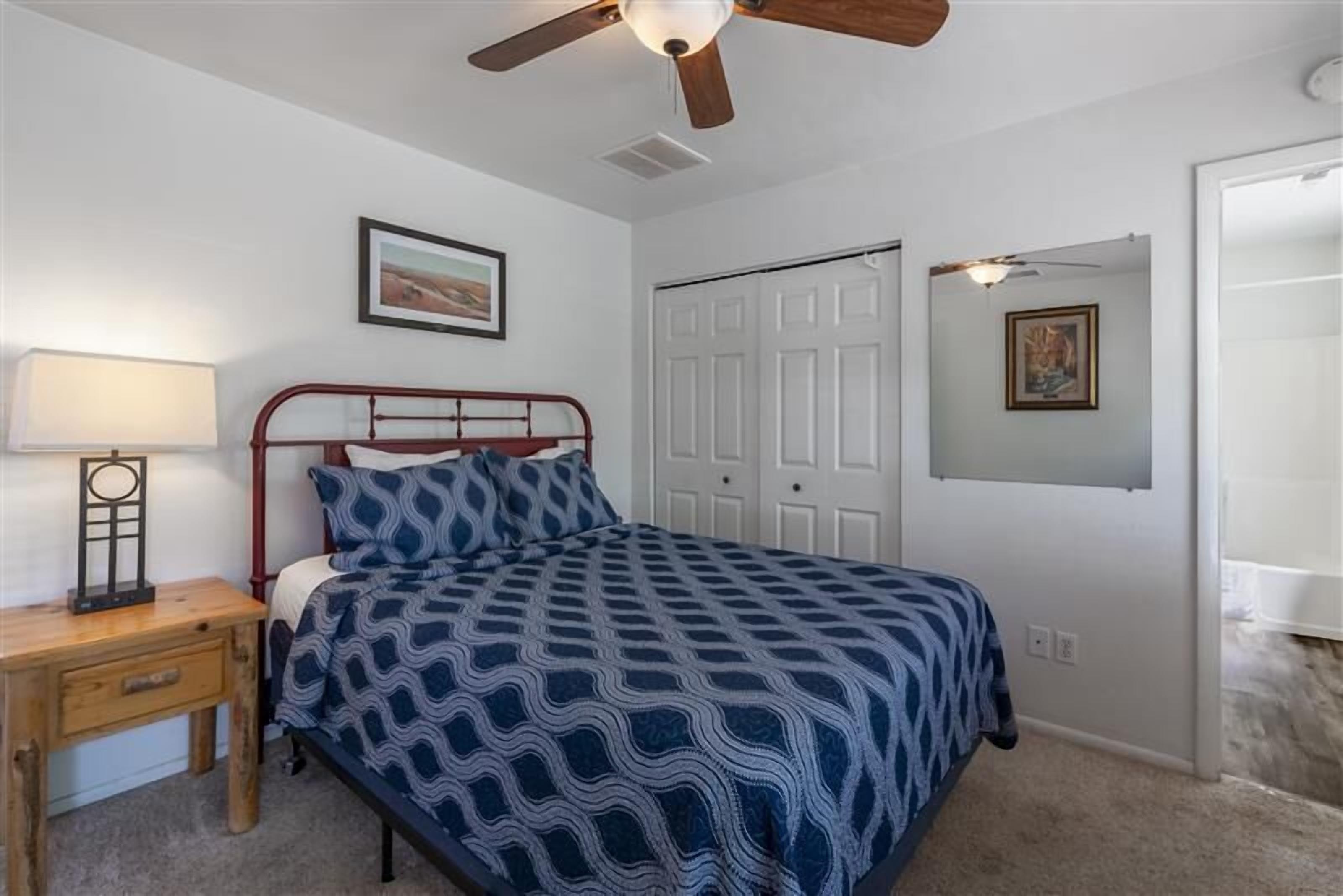 Apartamento standard, 1 cama Queen, aceita animais de estimação, no piso térreo | Ferros/tábuas de passar roupa, Wi-Fi de cortesia, roupa de cama