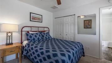 Apartamento standard, 1 cama Queen, aceita animais de estimação, no piso térreo | Ferros/tábuas de passar roupa, Wi-Fi de cortesia, roupa de cama