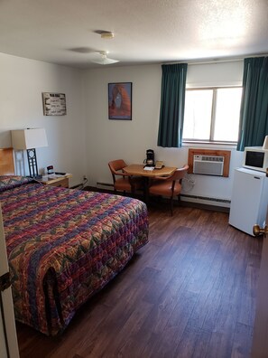 Standard Room, 1 Queen Bed, Non Smoking | Bathroom | Shower, hair dryer, towels
