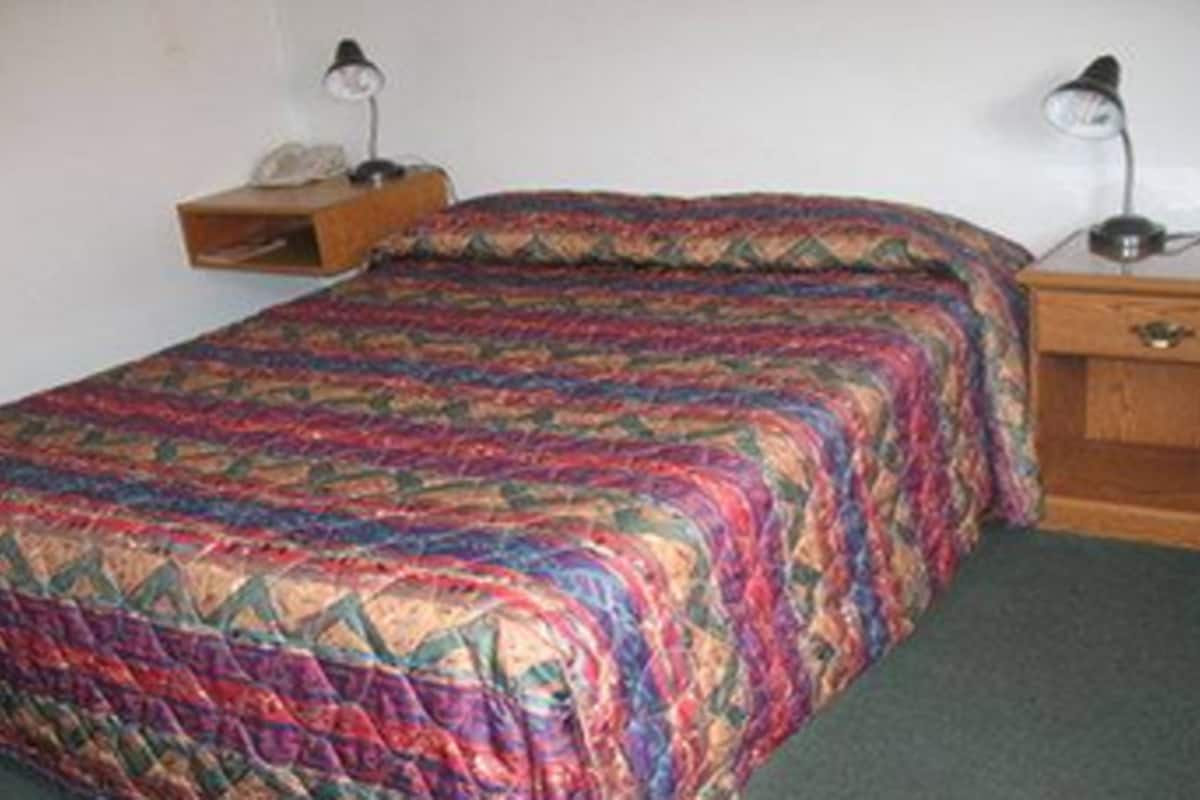 Tabla de planchar con plancha, wifi gratis y ropa de cama