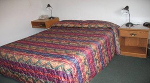 Standard Room, 1 Queen Bed, Non Smoking | Iron/ironing board, free WiFi, bed sheets