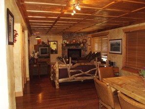 Appart'hôtel, cuisine, vue montagne | Salle de séjour | Télévision