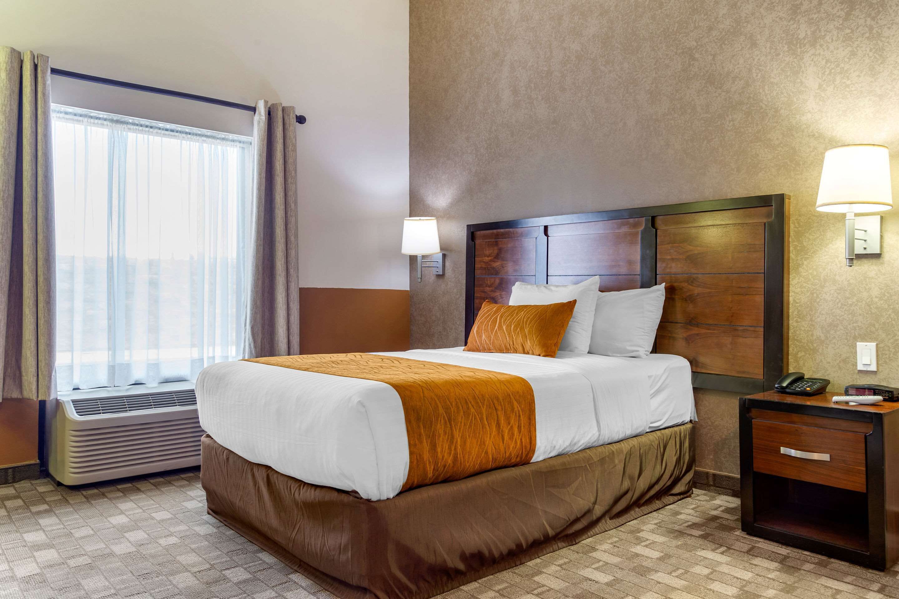 Escriptori, planxa i posts de planxar i roba de llit 