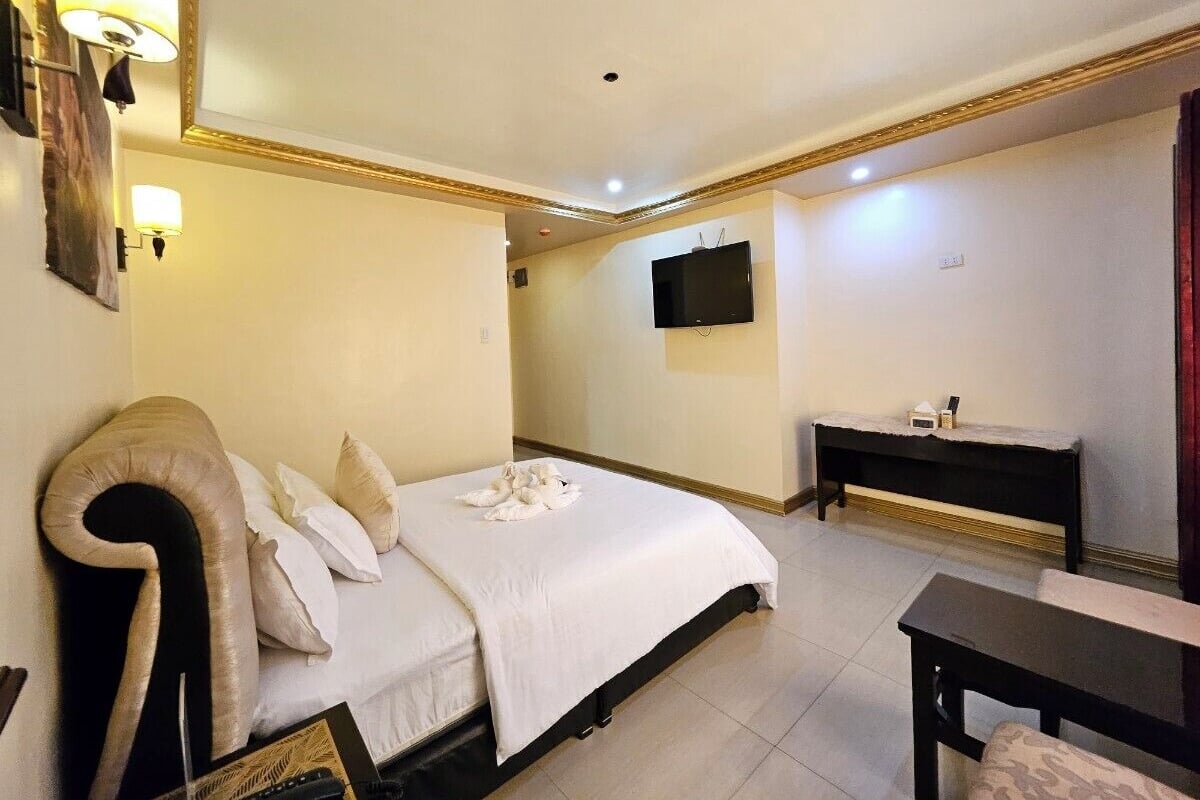 Executive Room, 1 Queen Bed | In-room safe, desk, free wired internet, bed sheets