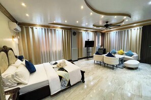 Studiosuite – deluxe | Safe på rommet, skrivebord, kablet internett (inkludert) og sengetøy