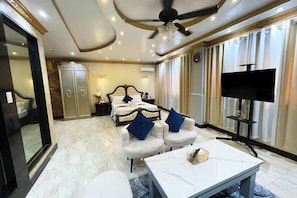Studio Suite Deluxe | Két bảo mật tại phòng, bàn 