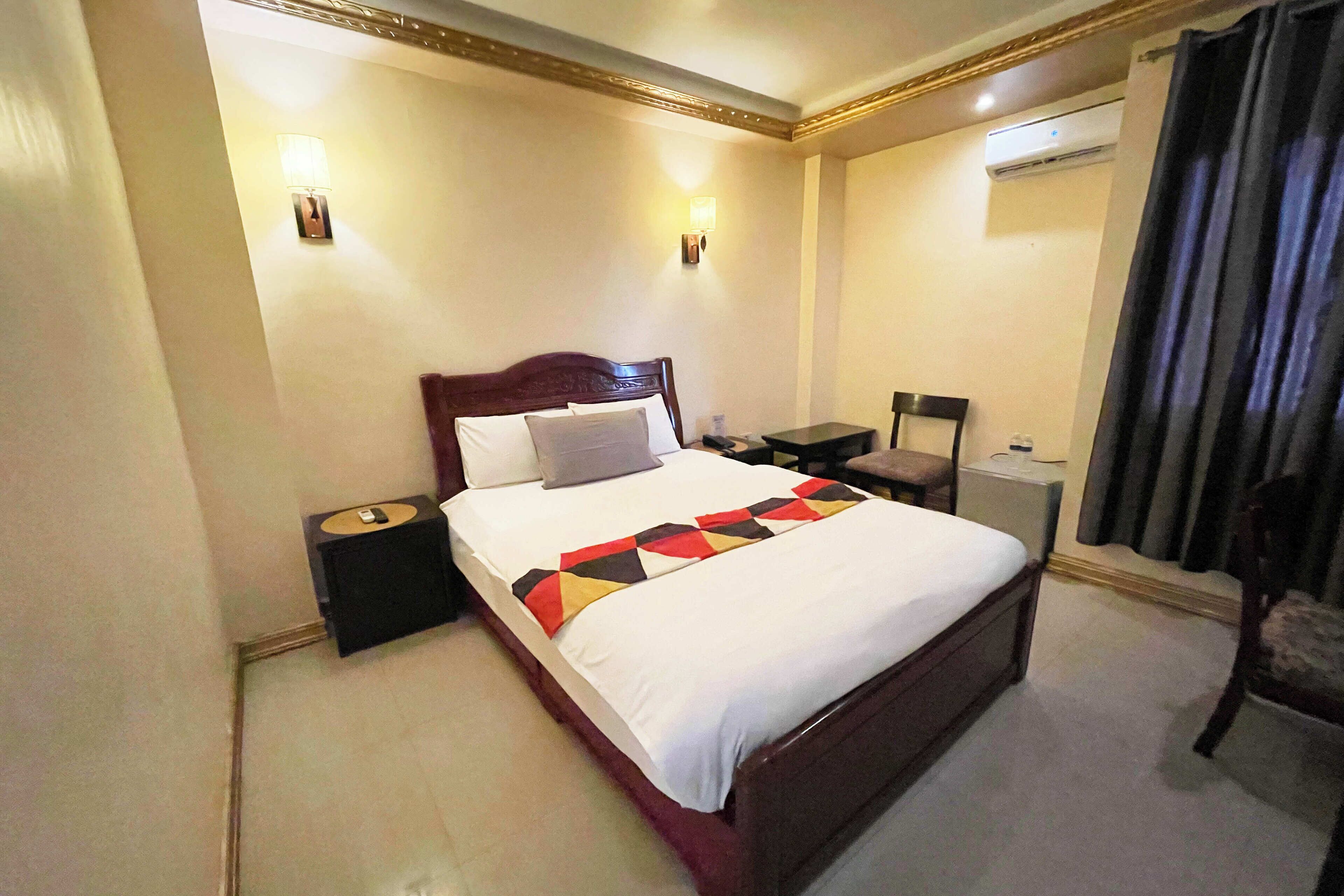 Deluxe Queen Room | Safe på rommet, skrivebord, kablet internett (inkludert) og sengetøy