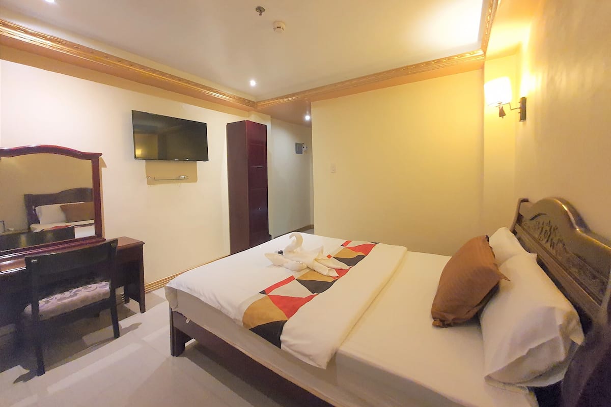Deluxe Room, 1 Queen Bed | In-room safe, desk, free wired internet, bed sheets