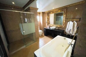 Studio Suite Deluks | Kamar mandi | Shower, pancuran hujan, perlengkapan mandi gratis, dan pengering rambut