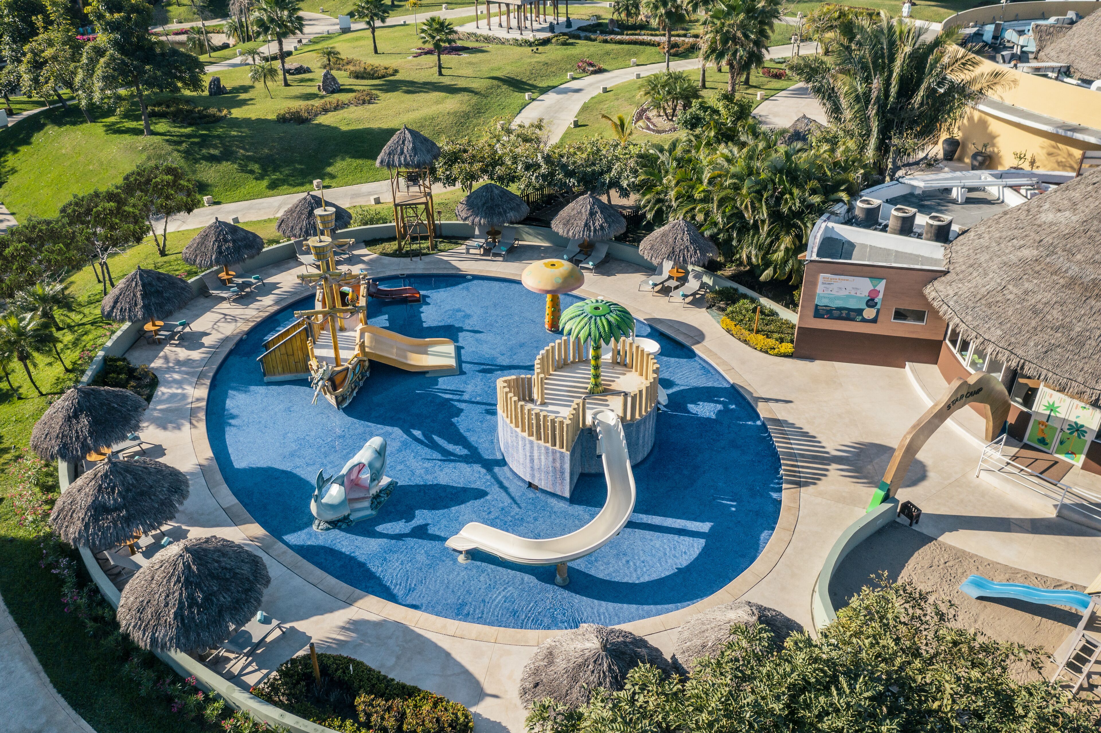 3 piscinas externas, guarda-sóis, espreguiçadeiras