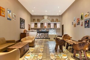 5 restaurants; breakfast, lunch, and dinner served