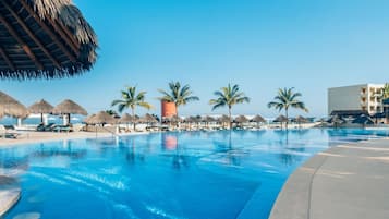 3 udendørs pools, parasoller, liggestole