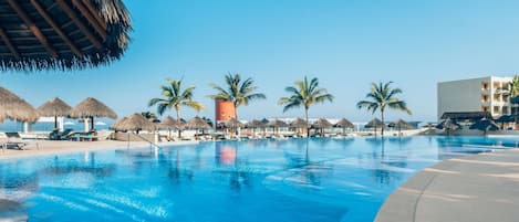 3 piscinas al aire libre, sombrillas, tumbonas