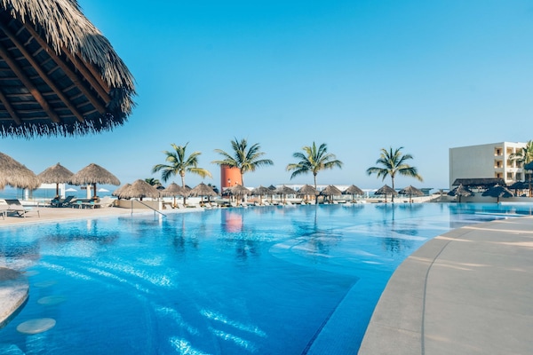 3 piscinas al aire libre, sombrillas, sillones reclinables de piscina