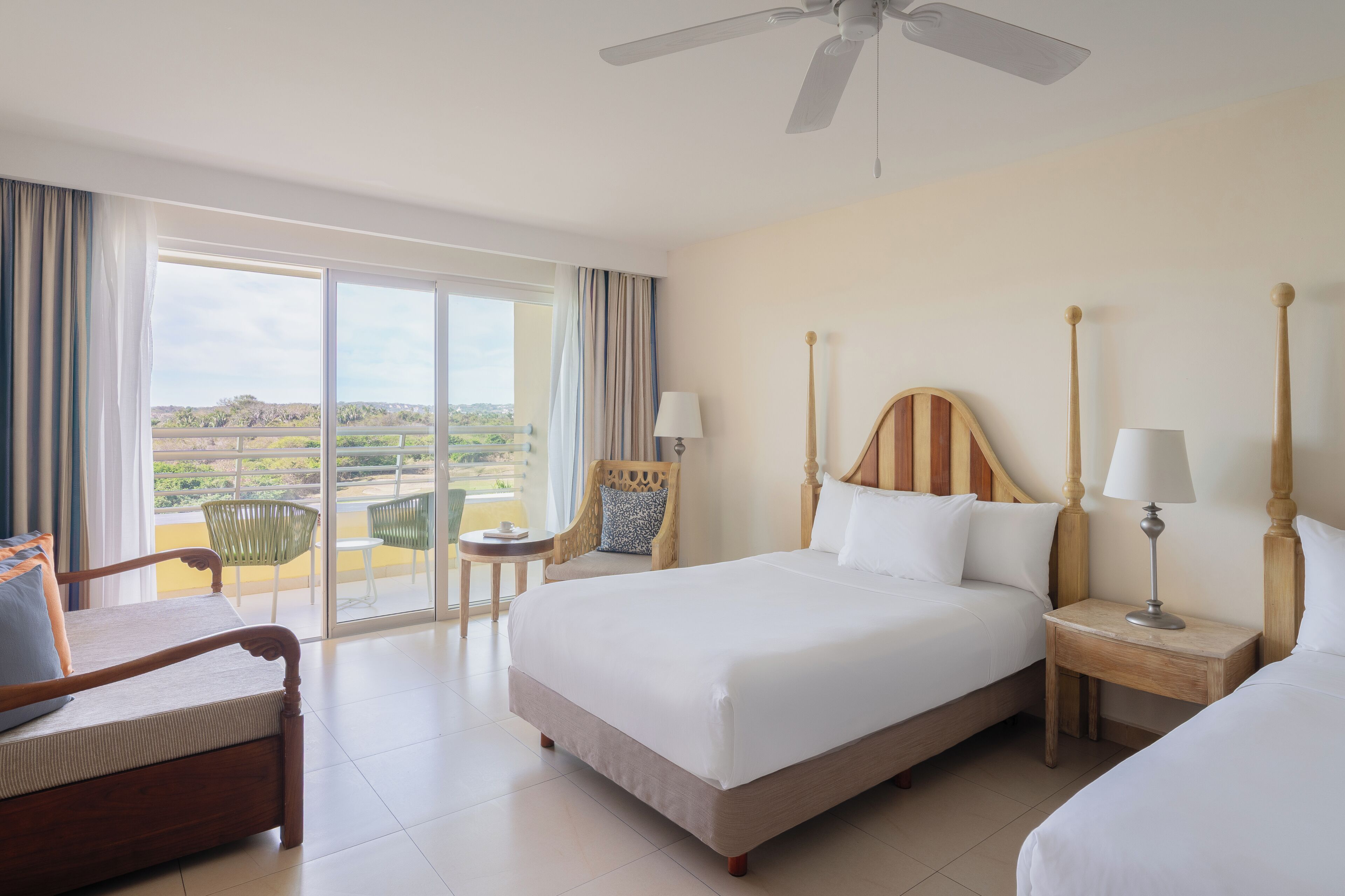 Minibar với thức uống miễn phí, két bảo mật tại phòng, bàn 