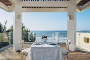 5 restaurants; breakfast, lunch, and dinner served