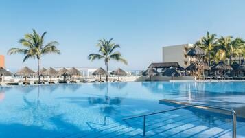 3 albercas al aire libre, sombrillas en la alberca y camastros