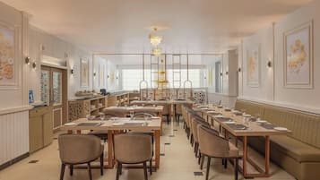 2 restaurantes; se sirven desayunos, almuerzos, cenas y brunches