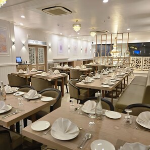 2 间餐厅,供应早餐、午餐和晚餐,国际美食