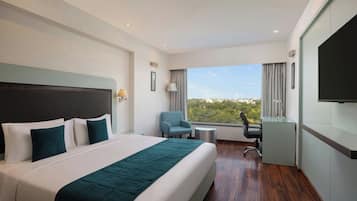 ميني بار وخزنة داخل الغرفة ومكتب وستائر تعتيم