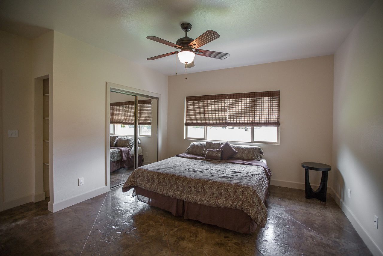 مكواة/لوح كي وأسرّة أطفال/رضّع (مجانًا) وأسرّة قابلة للطي