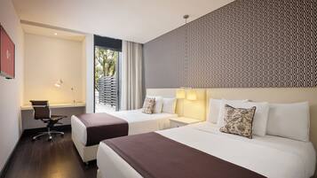 Een kluis op de kamer, een bureau, een laptopwerkplek, gratis wifi