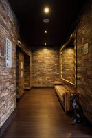 Un espacio de spa con paredes de madera, un banco y una estatua de perro.