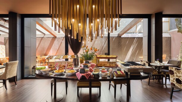 A breakfast buffet with various food items and a modern interior design. - Hotel Exe Bacata 95 (Bogotá)