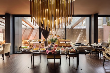 Desayuno buffet (COP 55000 por persona)