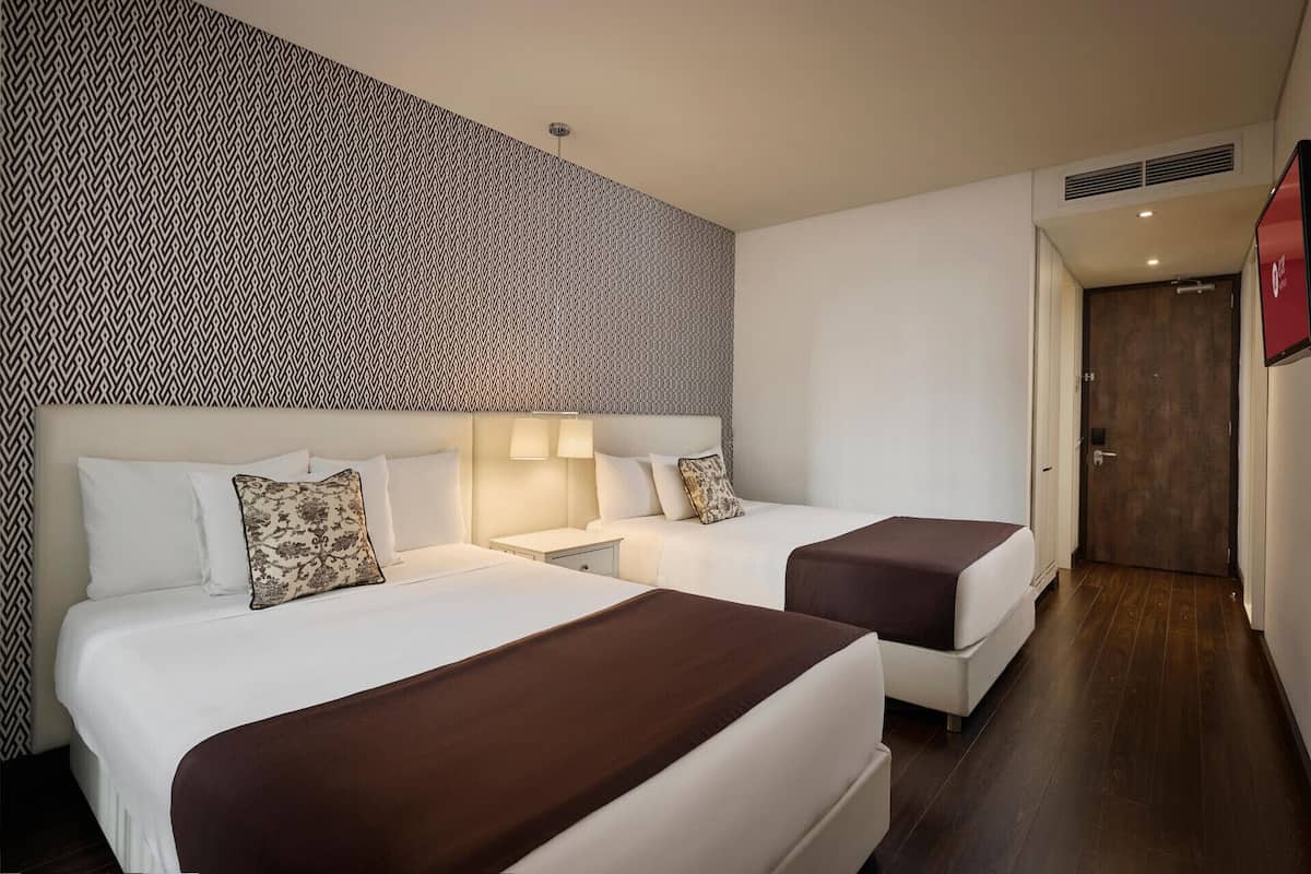 1 habitación, caja de seguridad en la habitación y escritorio