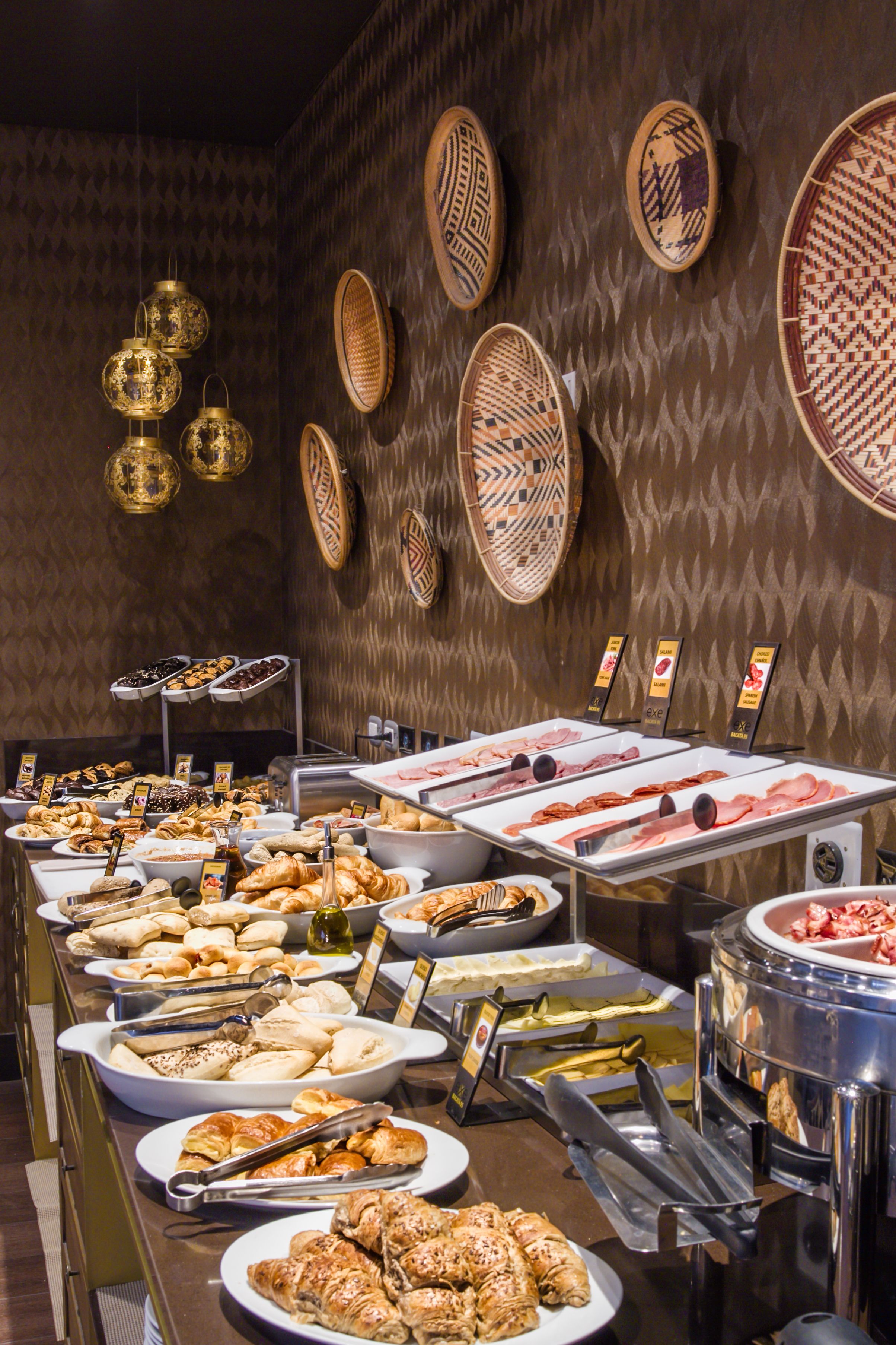 Un buffet con diversi piatti e decorazioni a parete.