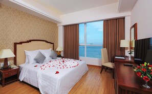 行政套房, 海景 | 高档床上用品、迷你吧、客房内保险箱、办公桌