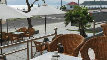 2 restaurantes; se sirve desayuno, almuerzo y cena; cocina internacional