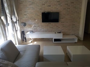32-inch LCD TV with cable channels, TV, DVD player - Sunshine Suites (Tel Aviv)