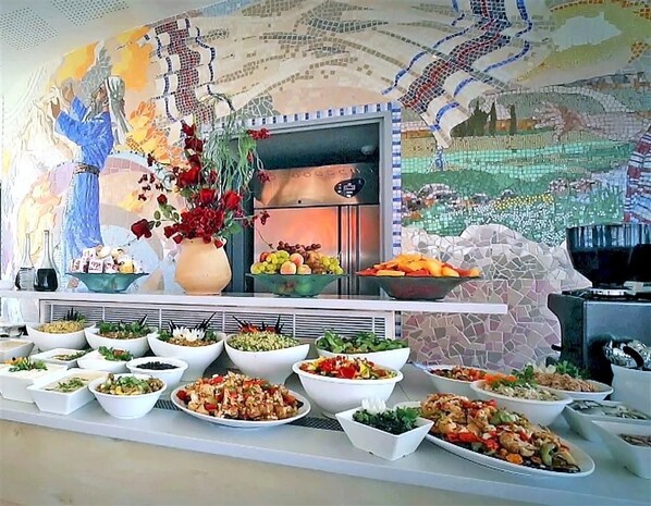 Daily buffet breakfast (USD 17 per person) - Sunshine Suites (Tel Aviv)