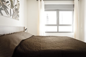 2 bedrooms, pillowtop beds, in-room safe, individually decorated - Sunshine Suites (Tel Aviv)