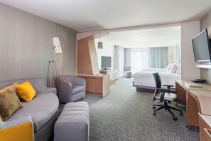 Roupas de cama premium, cofres nos quartos, escrivaninha