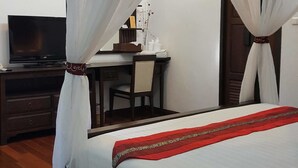 A bedroom with a bed, a desk, and a television. - Ping Phu Place (Chiang Mai)